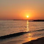 Apartamento 5 Min A Pe Da Praia, Com Terraco Ao Sol, No 1º Andar