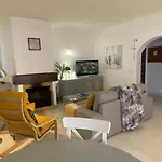 Central 2 Bed Apartment, Terrace And Shared Pool