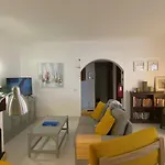 Central 2 Bed Apartment, Terrace And Shared Pool