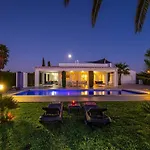 Spacious Retreat With Pool