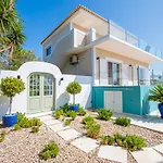 The One Ocean Front - Elegant 3-Bedroom Villa