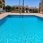 1D Areias De Porches, Pool & A/C - Casas & Papeis