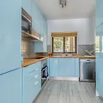 Azula - Bright And Airy 2 Bedroom Apartment With P