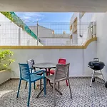 Azula - Bright And Airy 2 Bedroom Apartment With P