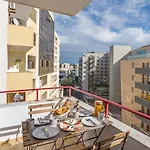 Hostwise - Elegant & Stylish Flat W/ Balcony