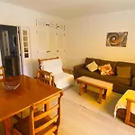 Apartamento Relaxante Com Terraco E Proximo Da Praia, No 2º Andar