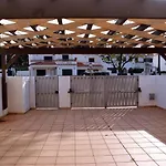 Moradia Fantastica Com Piscina A 5 Min Da Praia
