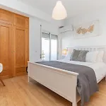 Monis Place-Modern Apartment With Sunny Balcony