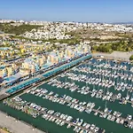 Marina Breeze Apartment With Pool - 900M From The Beach