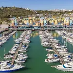 Marina Breeze Apartment With Pool - 900M From The Beach