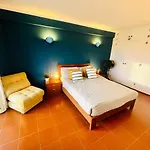 Surfside Sunny Seaview Apartment With Balcony