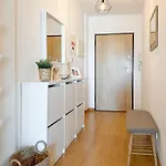 2 Minutes To Island Ferry, Pool, Private Parking