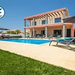 New Villa W Private Heatable Pool