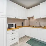 Hostwise - Seaside Charm Flat W/ Balcony