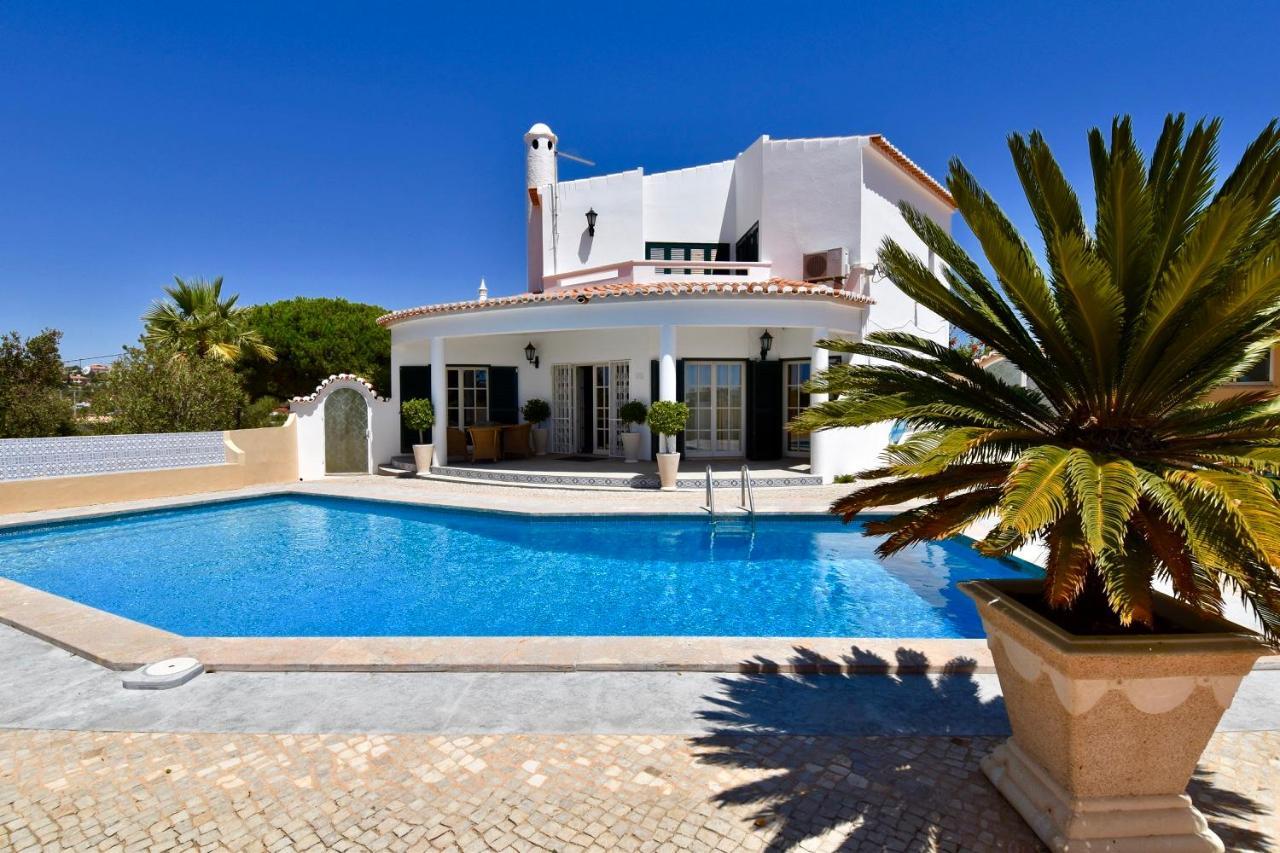 Villacasatulipa-sleeps4-garden-pool-bbq-ac Albufeira