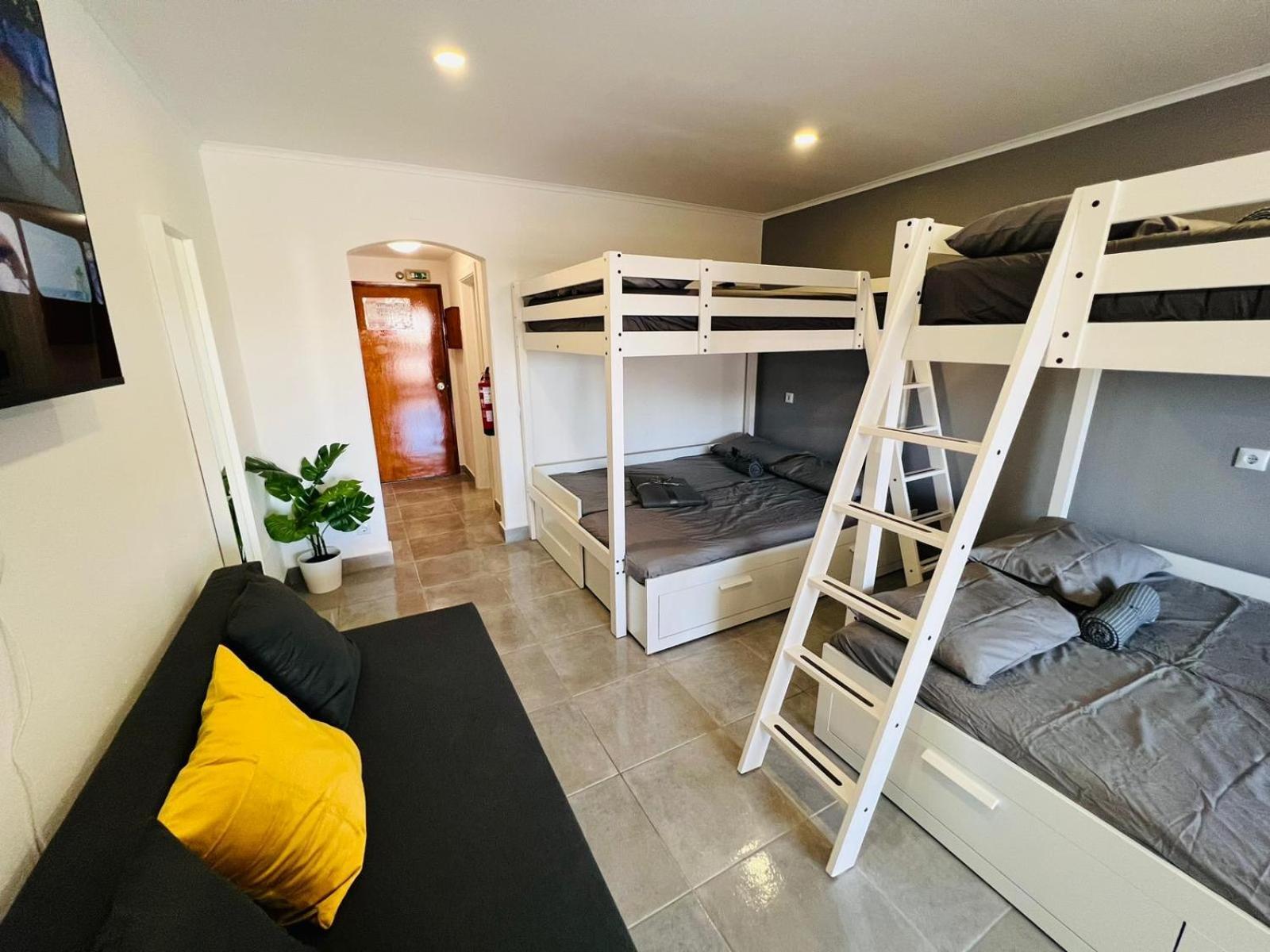 Big Studio Na Rua Da Oura, Апартаменты *